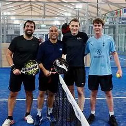 Grupo de personas en una cancha de pádel para convivencia o evento