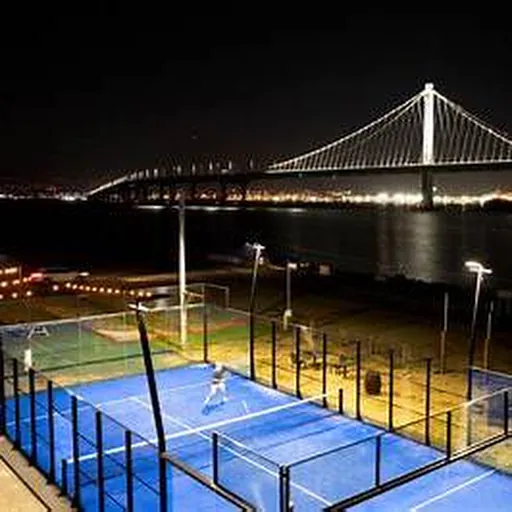 Cancha de pádel iluminada para actividades y clases especiales